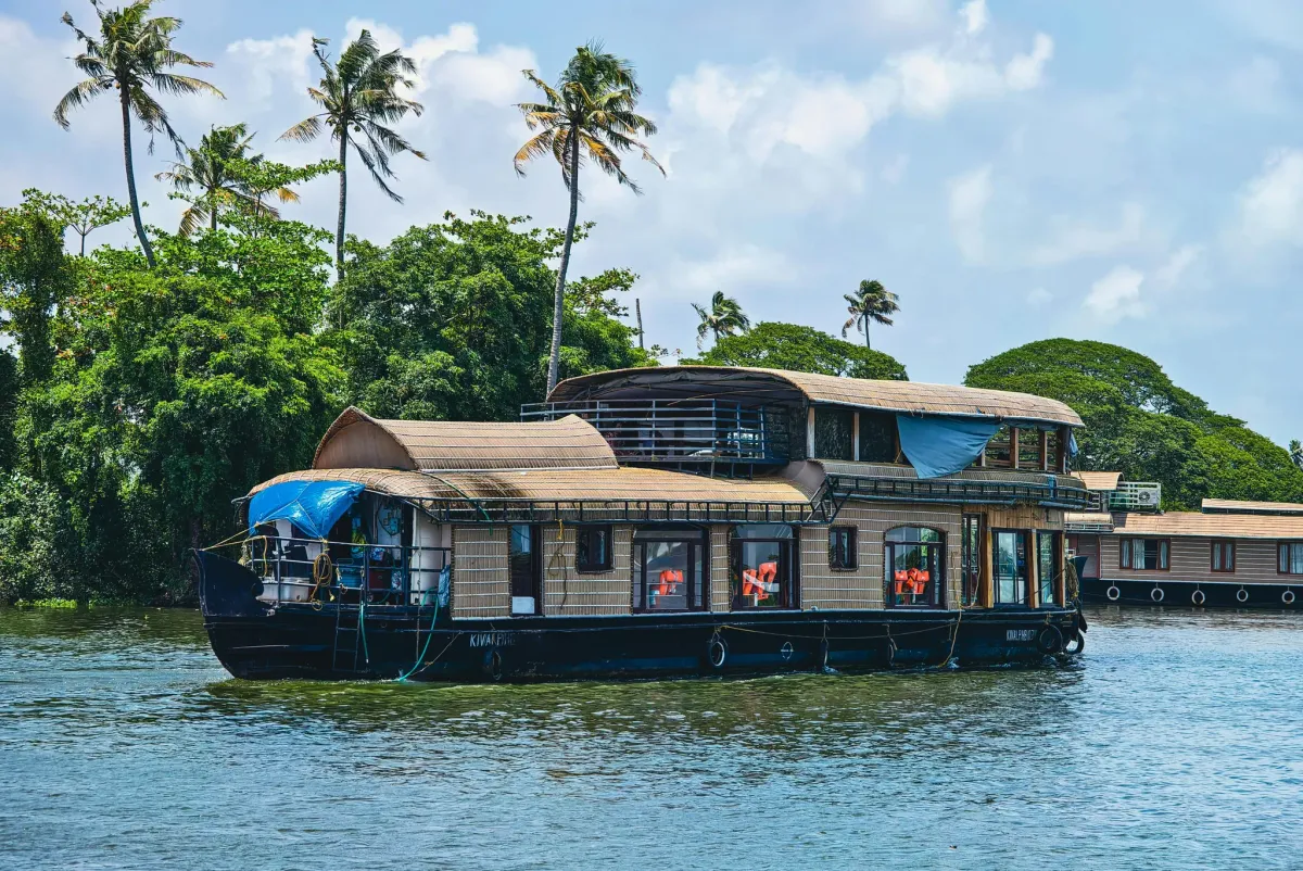 Kerala Complete Escape: Munnar, Thekkady & Alleppey — kerala travel package