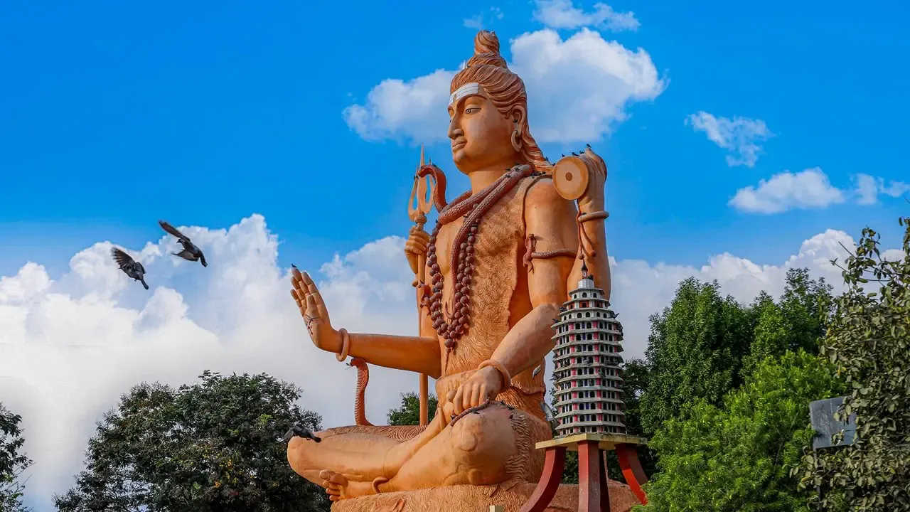 Nageshwar Jyotirlinga Temple with giant Lord Shiva statue